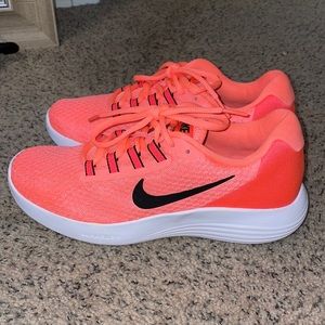 Women’s Nike shoe size 7.5, hardly worn!